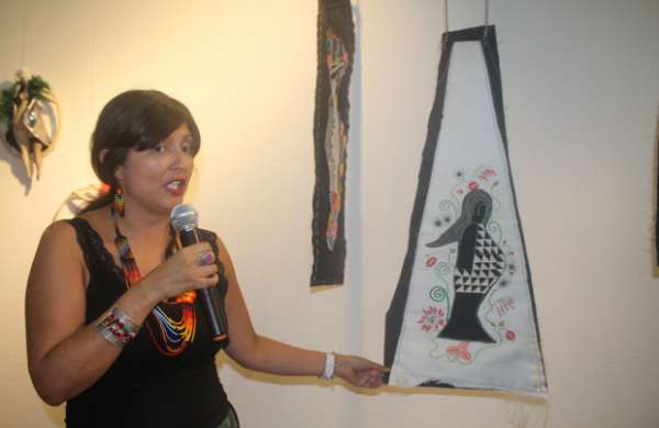 La artista quindiana Mercy Rojas Arias explicó el significado de cada una de las obras expuestas.